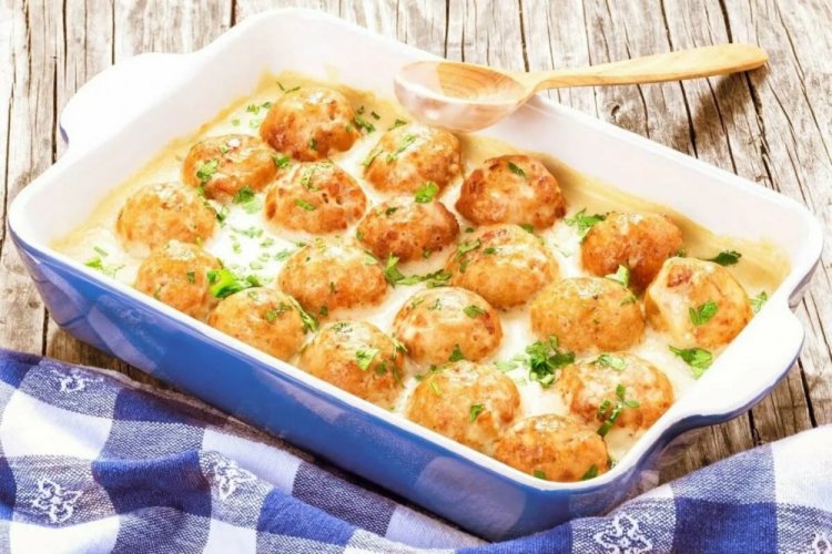 Фрикадельки в сливочном соусе в духовке