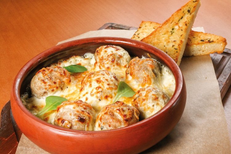 Фрикадельки в сливочном соусе с сыром