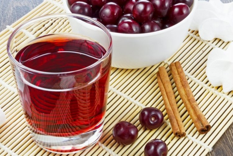 Компот из вишни с корицей