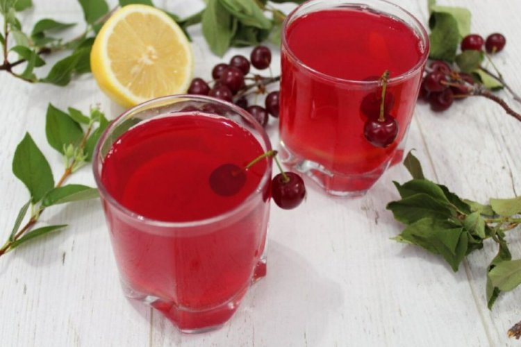 Компот из вишни с лимоном