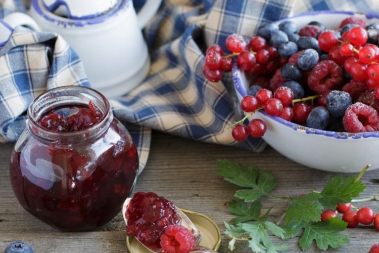 Варенье из черники, малины и красной смородины