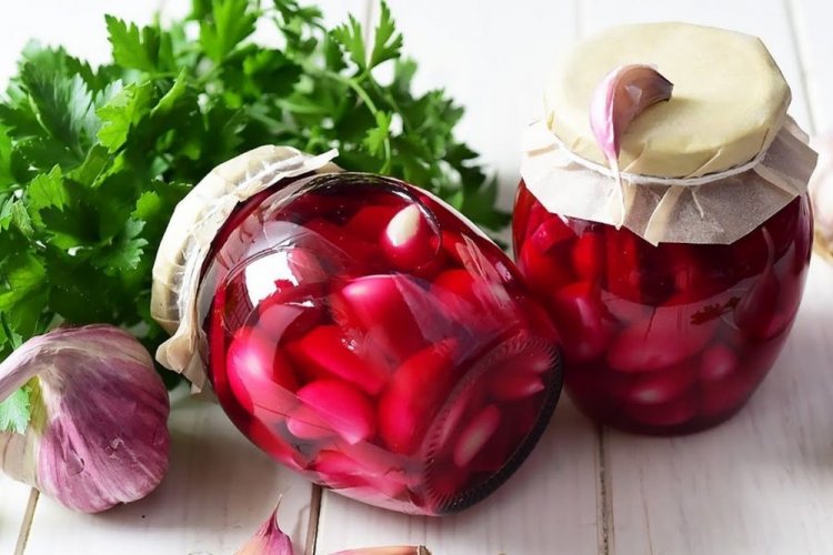 Розовый маринованный чеснок