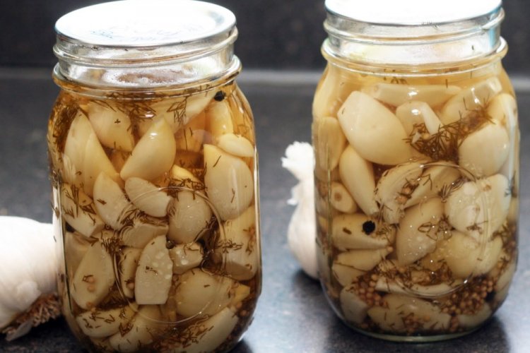 Пряный маринованный чеснок