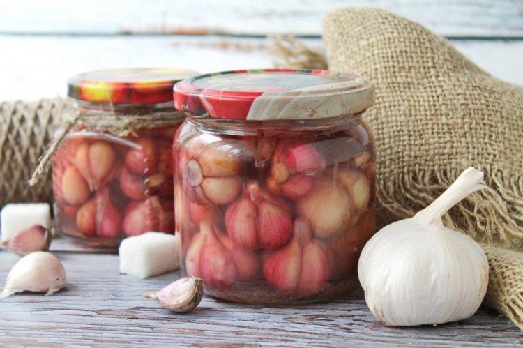 Маринованный чеснок целиком