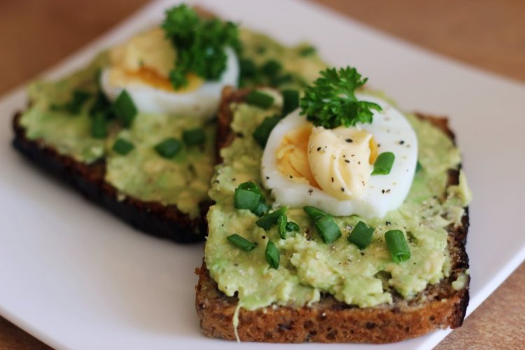 Бутерброды с авокадо, яйцом и творожным сыром