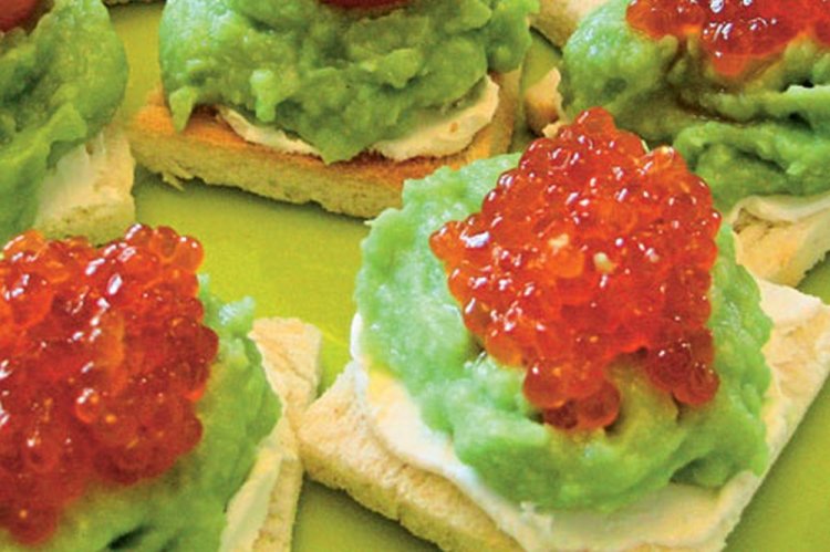 Бутерброды с красной икрой, авокадо и творожным сыром