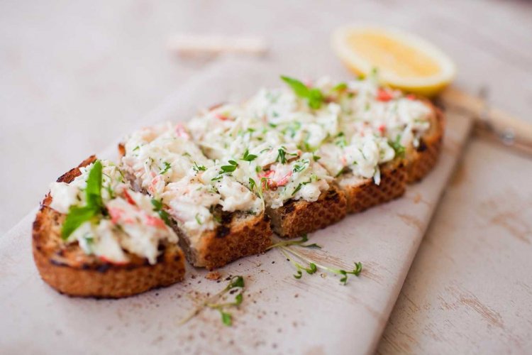 Бутерброды с крабовыми палочками, авокадо и творожным сыром