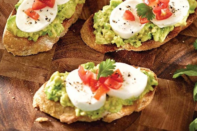 Бутерброды с тунцом, творожным сыром и авокадо