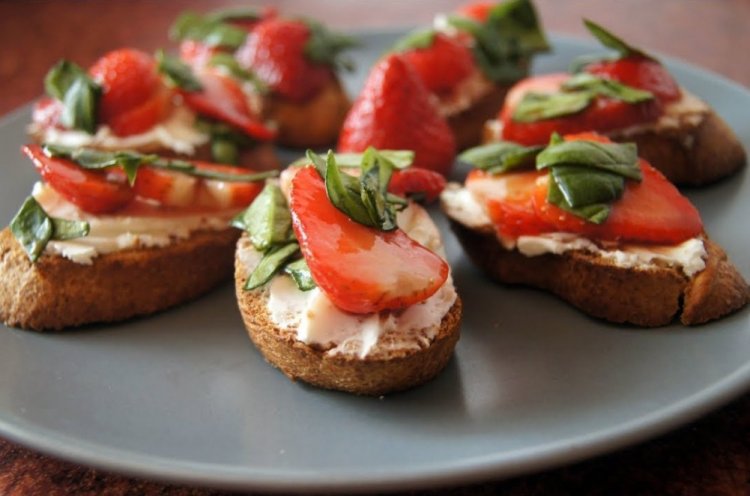 Бутерброды с творожным сыром, авокадо и клубникой