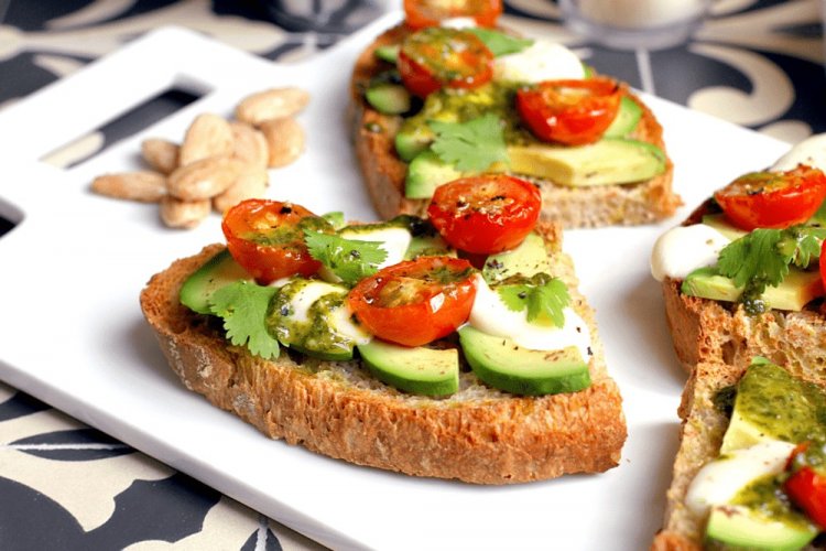 Бутерброды с творожным сыром, авокадо и ветчиной