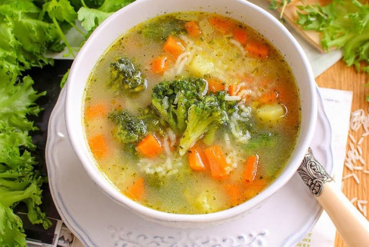 Куриный суп с рисом и брокколи