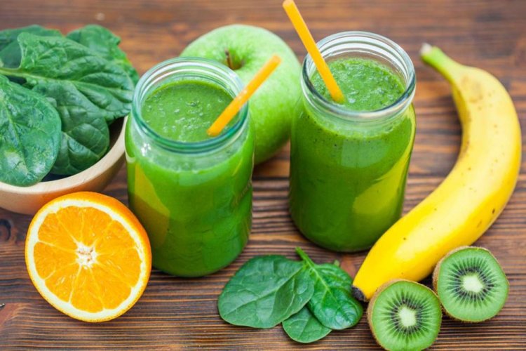 Смузи из шпината, киви, бананов и апельсина