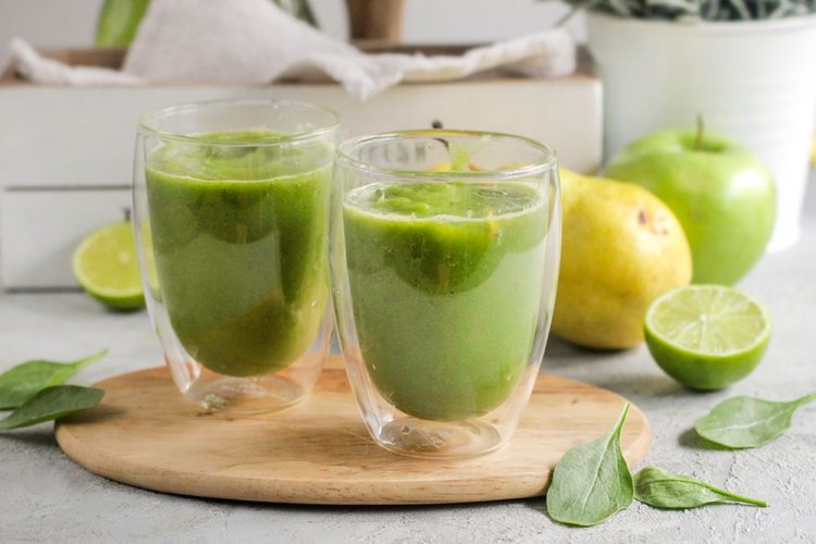 Зеленый смузи с яблоком, грушей и шпинатом