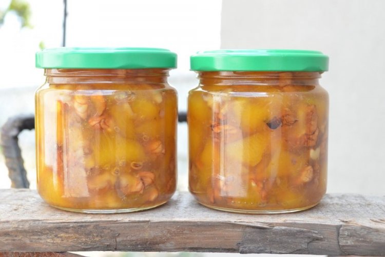 Варенье из персиков с грецкими орехами