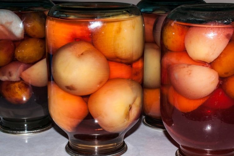 Компот из персиков с яблоками