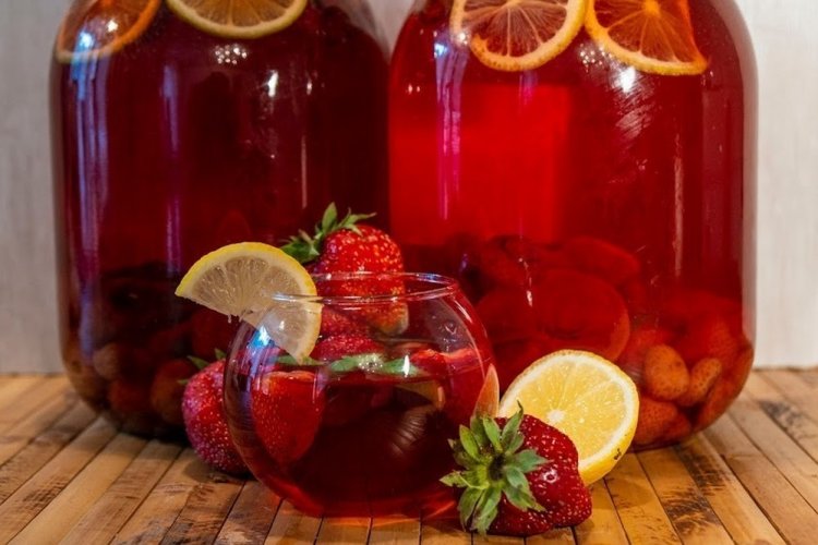 Мохито из персиков с клубникой