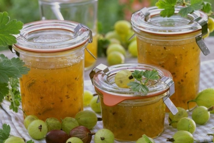 Изумрудное варенье из крыжовника с листьями вишни