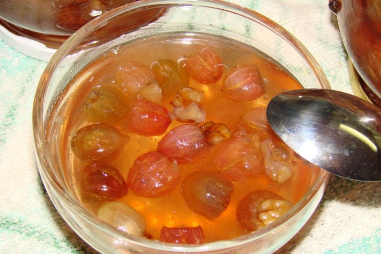 Изумрудное варенье из крыжовника с грецкими орехами