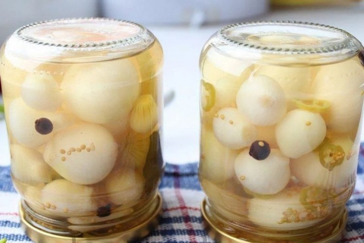 Маринованный лук в банках целиком