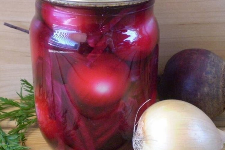 Маринованный лук со свеклой на зиму