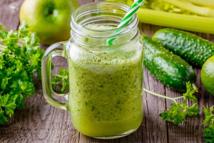 Смузи из петрушки, зеленого яблока, сельдерея и огурца