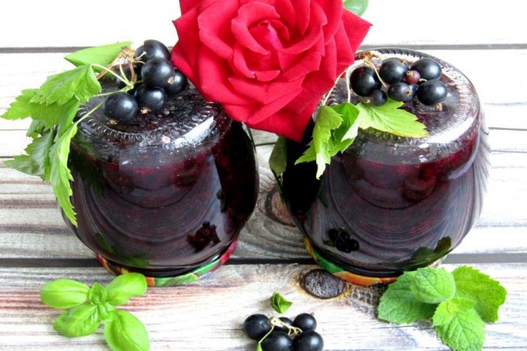 Джем из черной смородины с базиликом и мелиссой