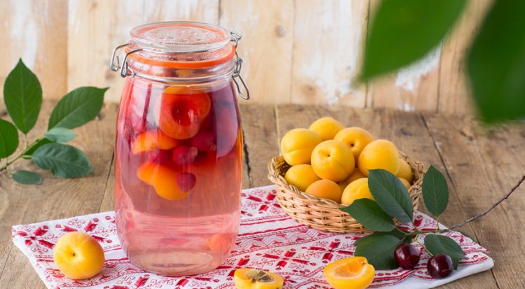 Компот из абрикосов и вишни с лимонным соком