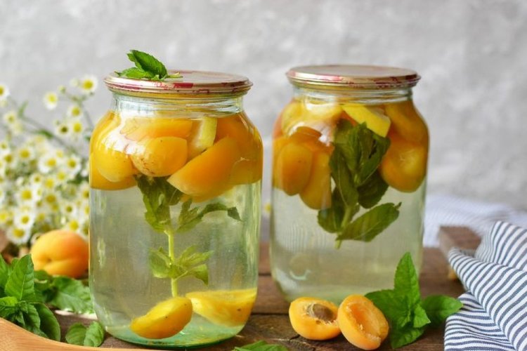 Компот из абрикосов с мятой