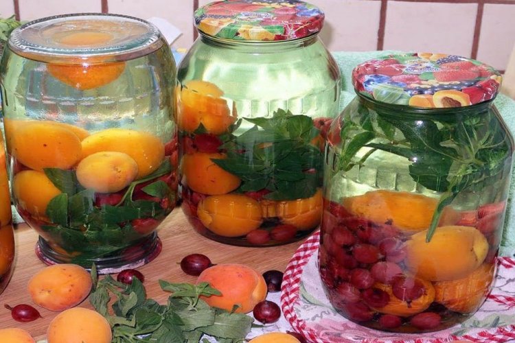 Компот из абрикосов с крыжовником и мятой