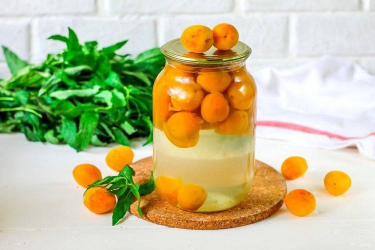 Компот из абрикосов с мятным ароматом