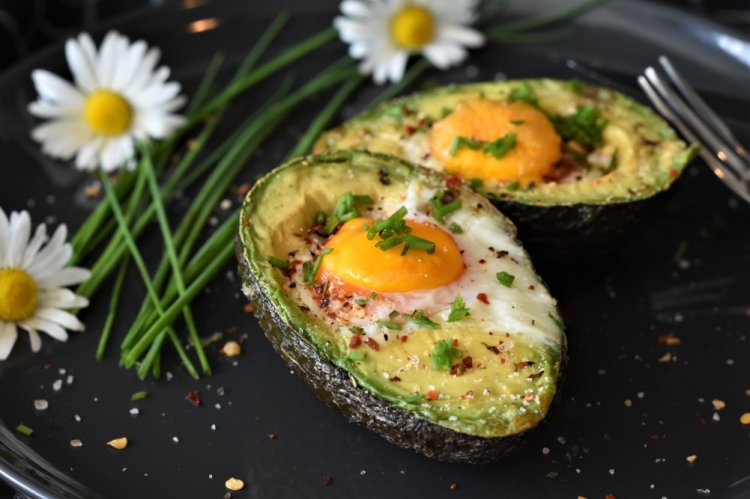Запеченное авокадо с яйцом