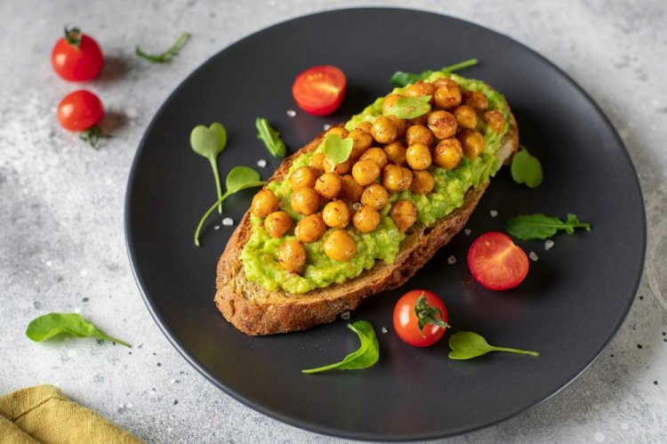 Тосты с авокадо и нутом