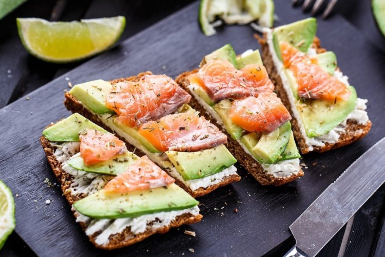 Тосты с авокадо и лососем