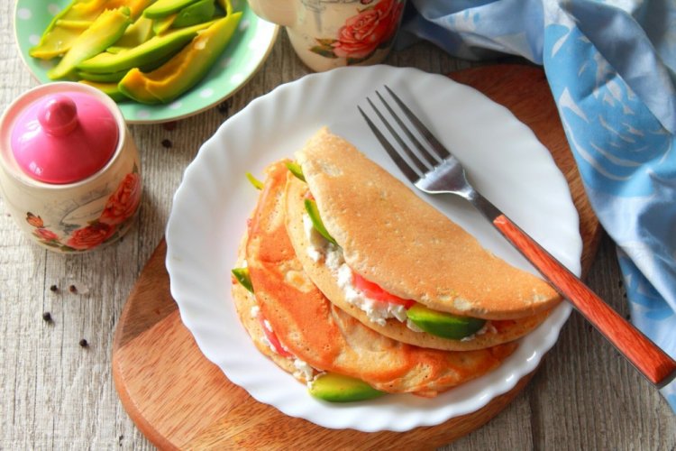 Овсяноблин с авокадо и красной рыбой