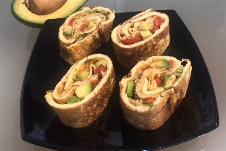 Яичный ролл с авокадо и ветчиной