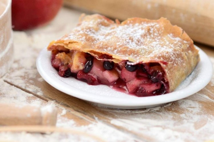 Штрудель с яблоками и черной смородиной