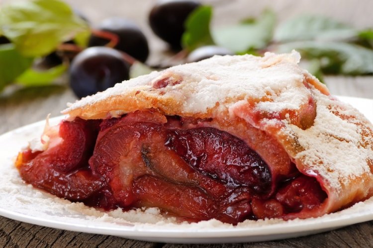 Штрудель с яблоками и сливой