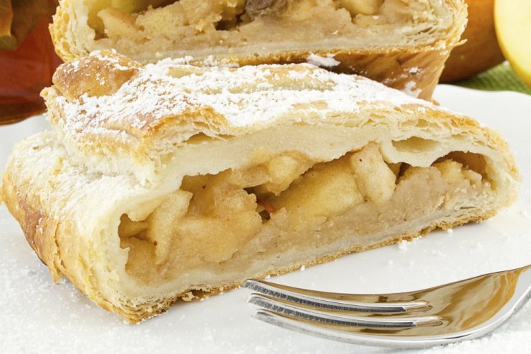 Штрудель с яблоками на сметане