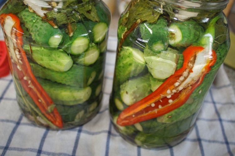 Огурцы с острым красным перцем