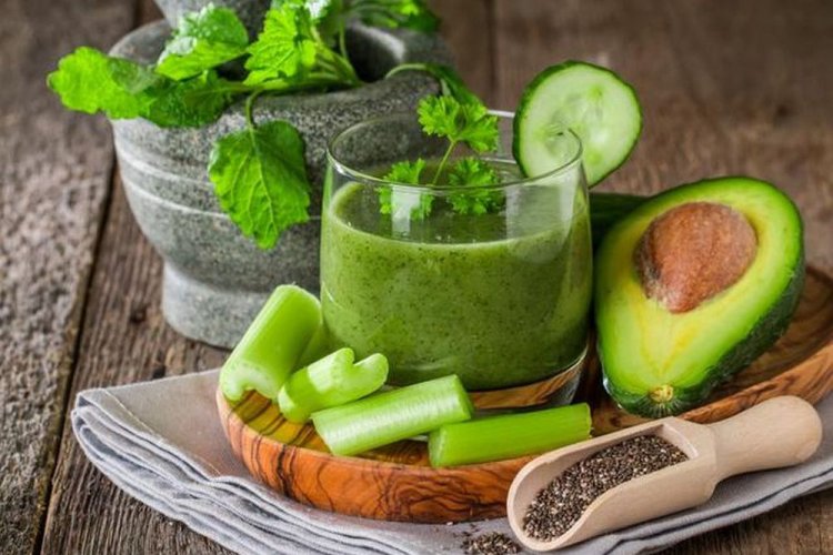 Смузи с авокадо, сельдереем и ароматной зеленью