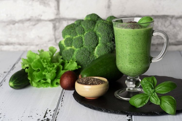 Смузи с авокадо, брокколи, огурцом и базиликом