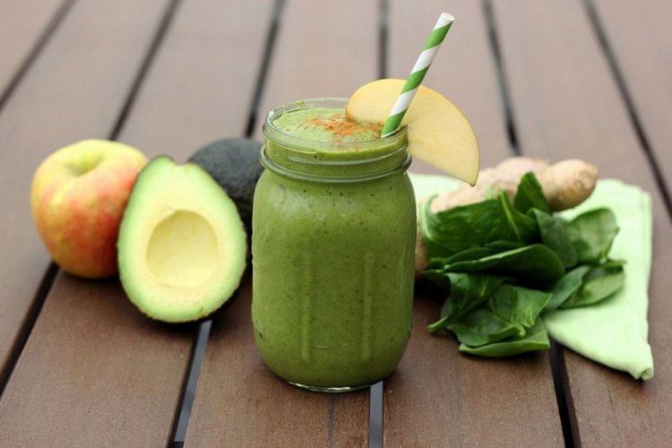 Смузи из авокадо, имбиря, яблока и шпината