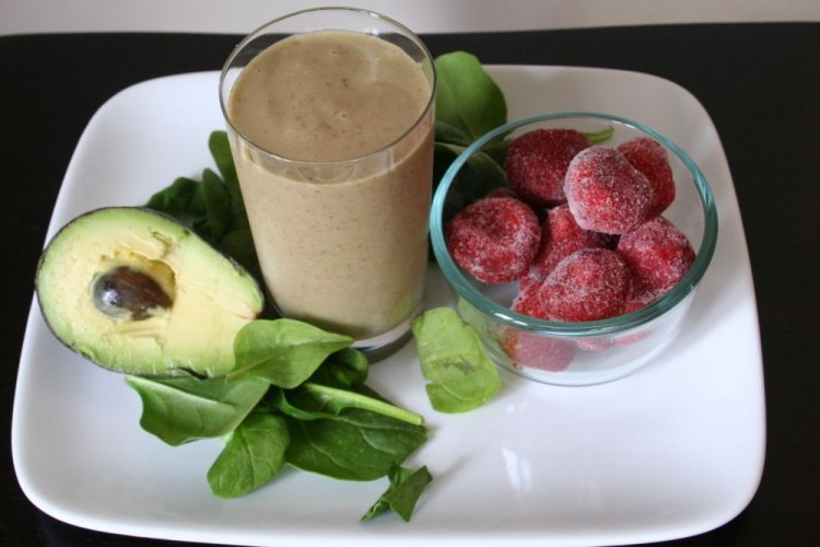 Смузи из шпината, авокадо и замороженной клубники