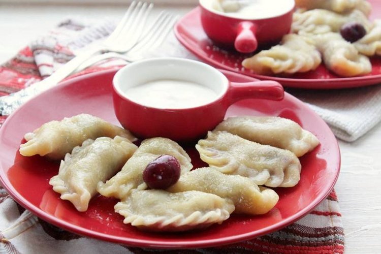 Вареники с вишней на минералке
