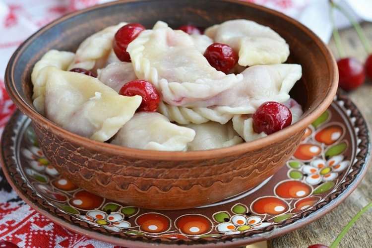 Вареники с вишней на сметане