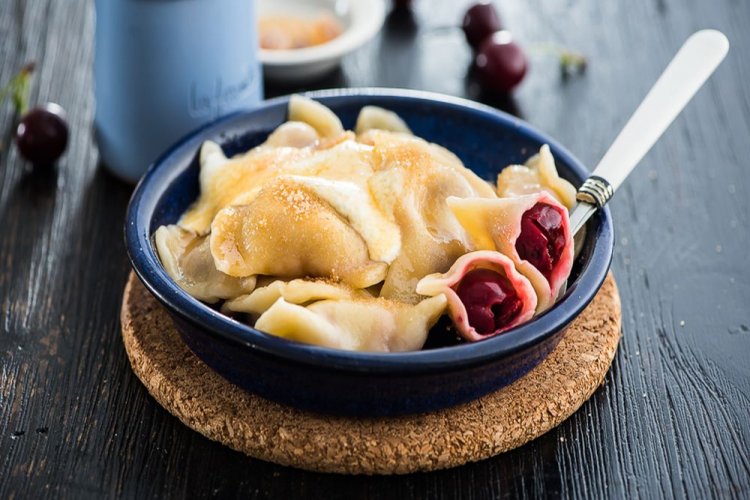 Вареники с вишней на молоке и яйцах