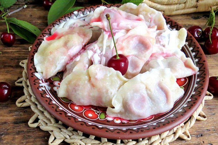 Вареники на молоке с вишней