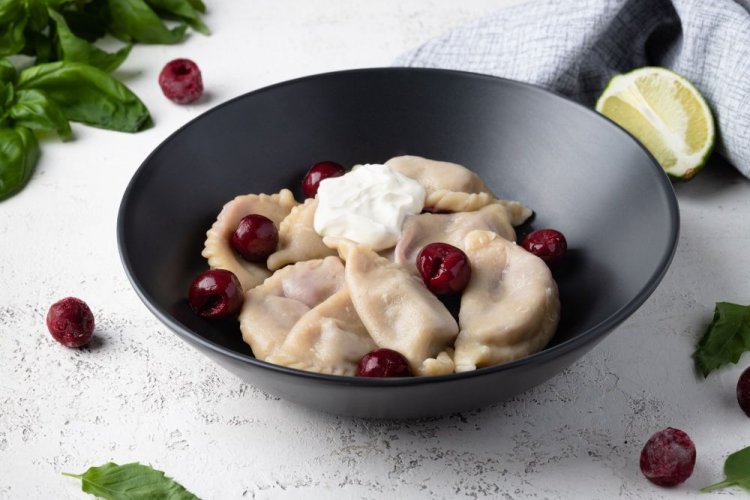 Вареники с замороженной вишней
