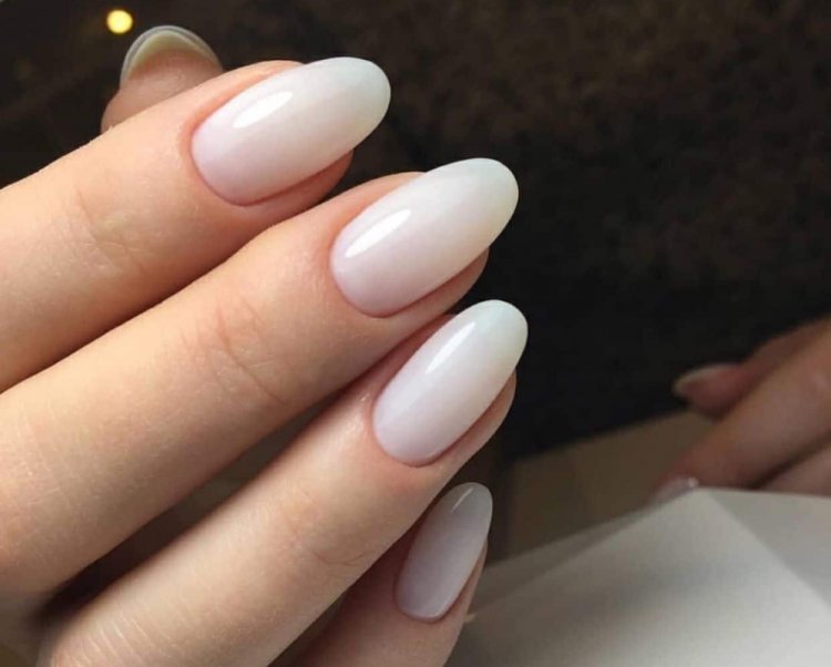 Белый маникюр
