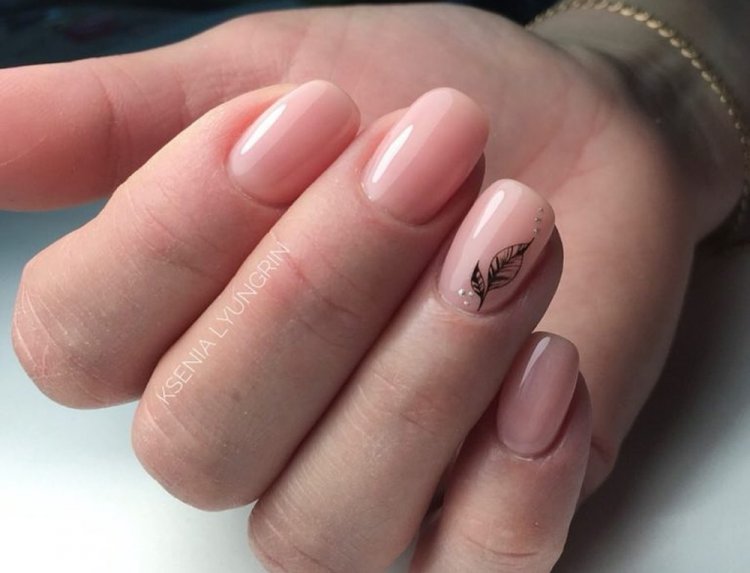 Полупрозрачный нюдовый маникюр с черными акцентами